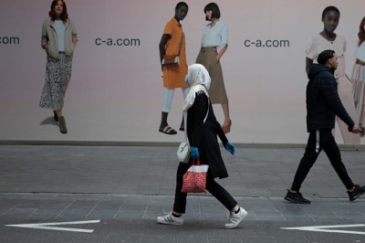 Cost of pay gap in the EU: Women earn €3,900 less than men a year