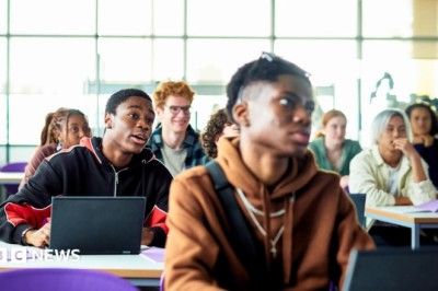 Phone contract comparisons 'amounted to mis-selling' student loans, MPs say