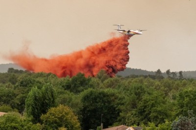 Wildfire spreads near popular French tourist town as thousands are evacuated